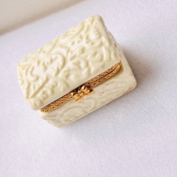 VINTAGE Hollywood Regency Ivory Ceramic Trinket Box w Gold Trim Bow & Hinge - Picture 4 of 16